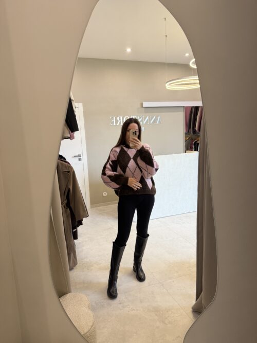 Sweter romby czekoladowo-różowy