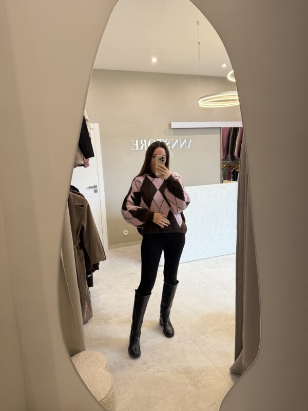 Sweter romby czekoladowo-różowy