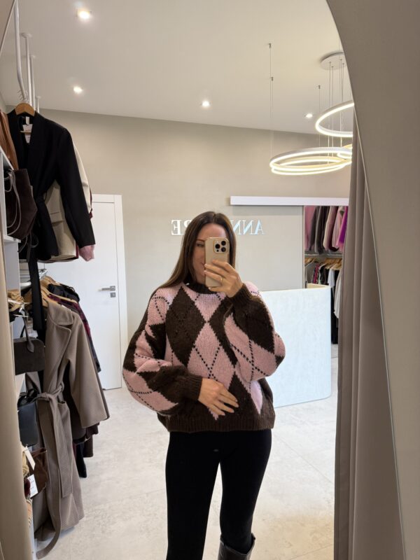 Sweter romby czekoladowo-różowy