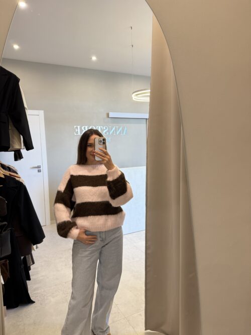 Sweter pasy pudrowy róż- czekolada